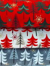 Weihnachtsstoff Tannenwald und goldene Sterne auf Rot, Weiß oder Kieselgrau Baumwollstoff