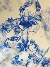 Schurwolle Mantelstoff Blumenprint königsblau auf Wollweiß aus Italien