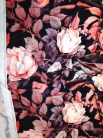 Viskosejersey -Mitternachtsrose Mauve–Rosé– Rosenprint auf Schwarz